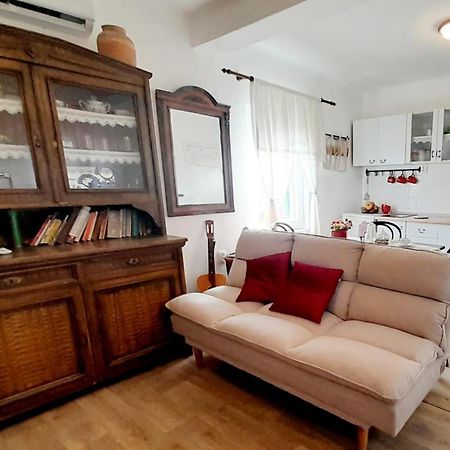 Dida Roko, Rustikalni Apartman S Terasom Kastela Exterior photo