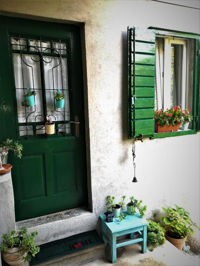 Dida Roko, Rustikalni Apartman S Terasom Kastela Exterior photo