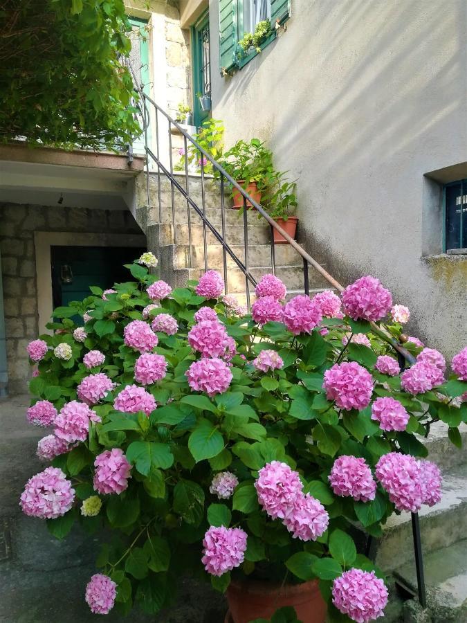 Dida Roko, Rustikalni Apartman S Terasom Kastela Exterior photo