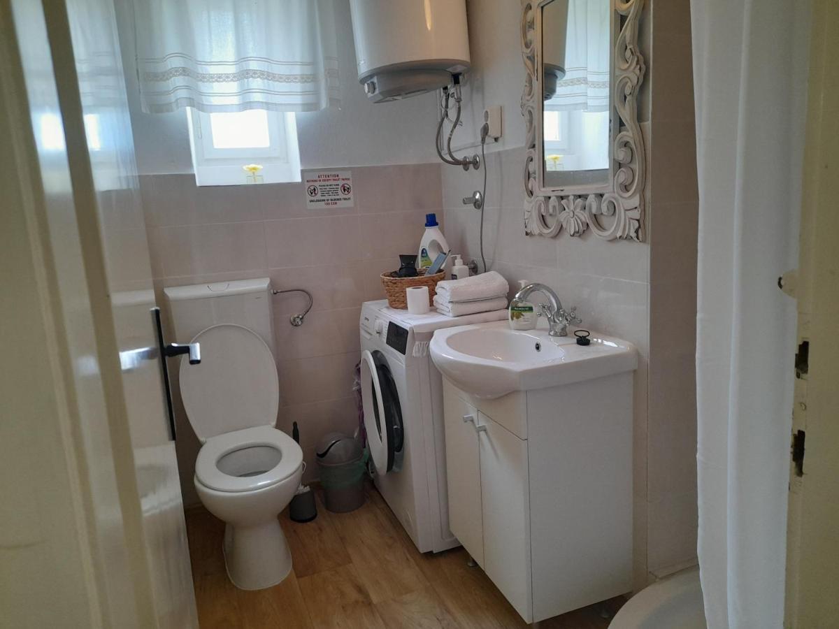 Dida Roko, Rustikalni Apartman S Terasom Kastela Exterior photo