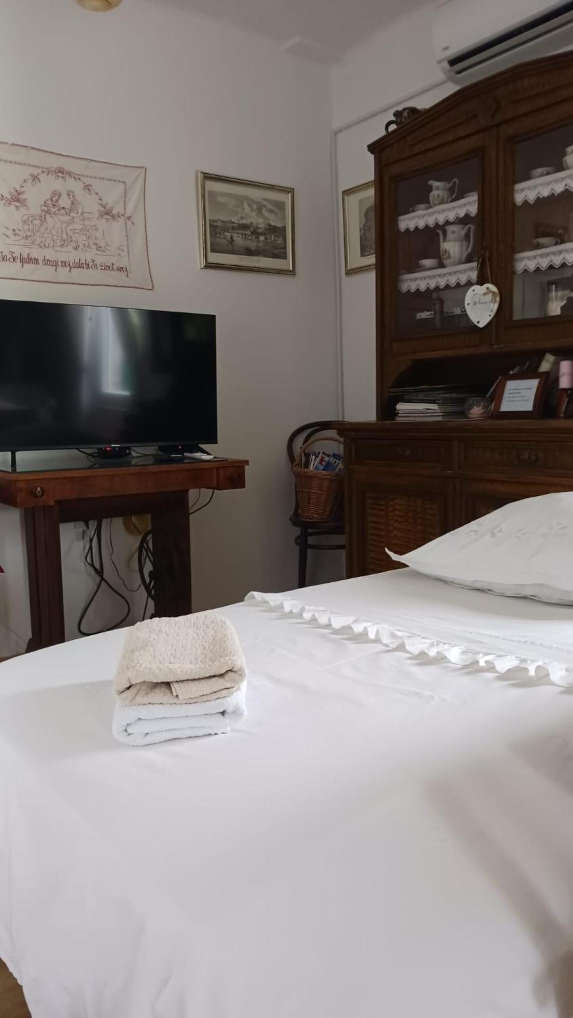 Dida Roko, Rustikalni Apartman S Terasom Kastela Exterior photo